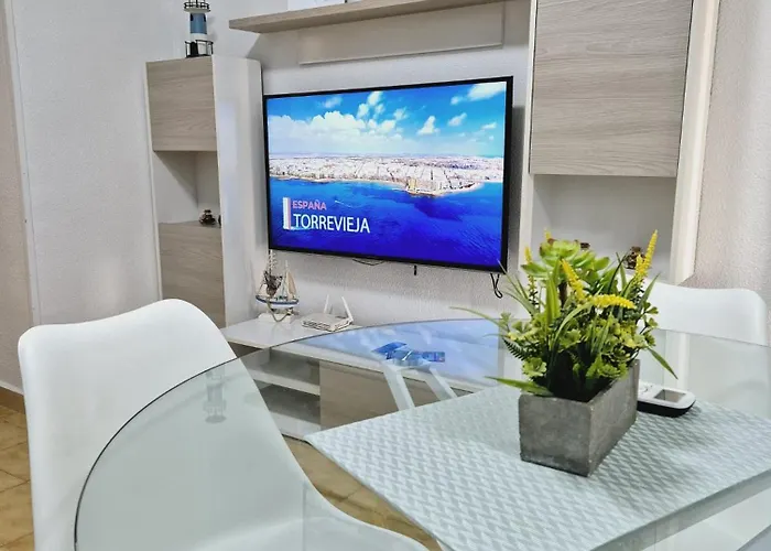 La Casa De Veronica - Serene With Shared Pool, Steps From The Torrevieja