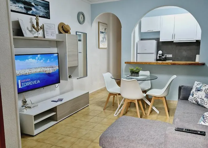 La Casa De Veronica - Serene With Shared Pool, Steps From The Torrevieja