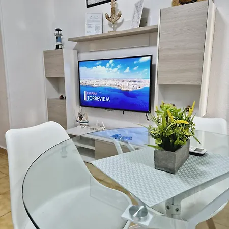 La Casa De Verónica - Serene With Shared Pool, Steps From The Torrevieja