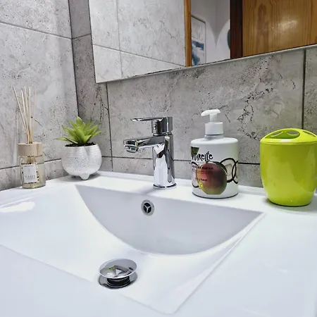 La Casa De Veronica - Serene With Shared Pool, Steps From The Τορεβιέχα